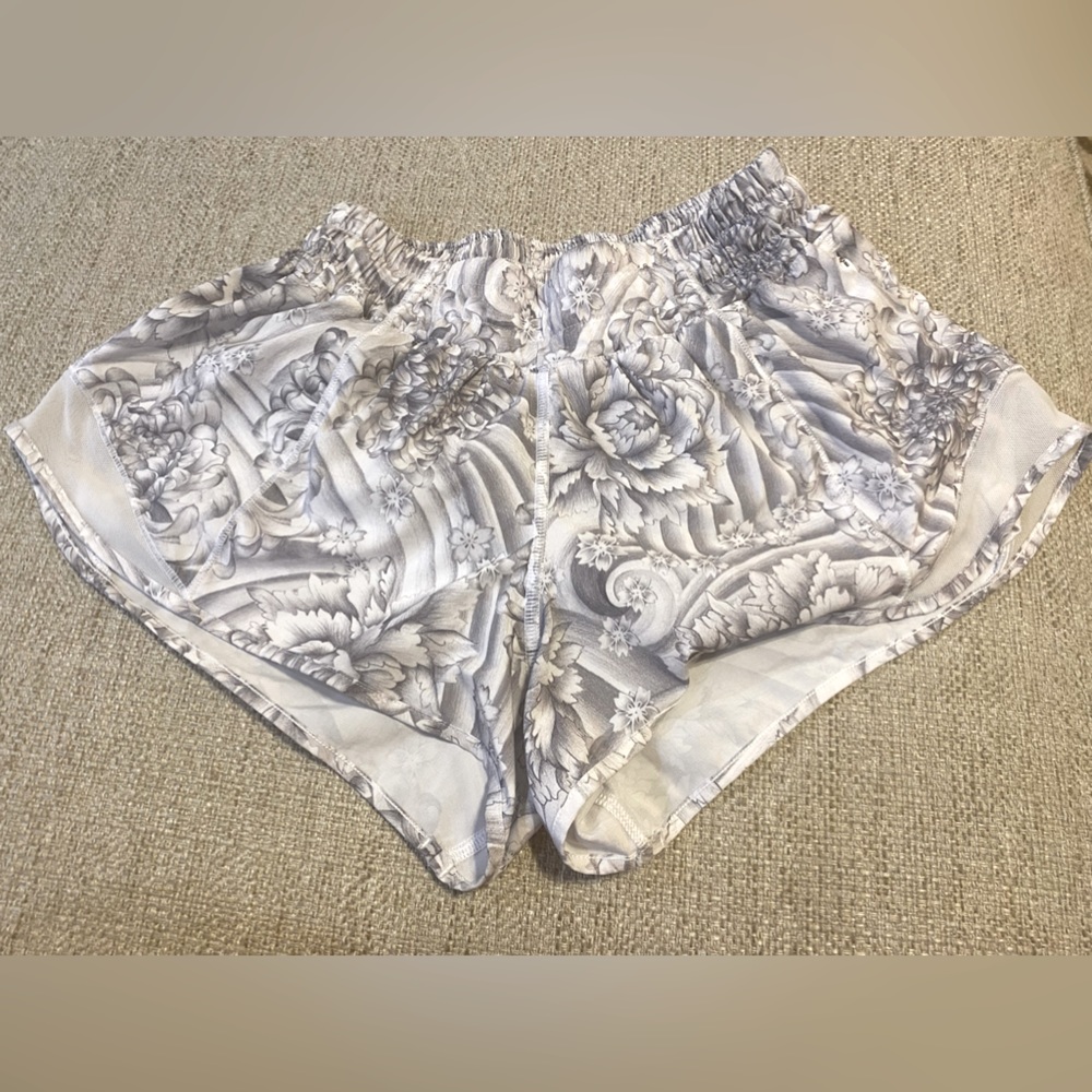 Lululemon Hotty Hot shorts 2.5”
